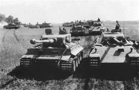 Колонна немецких танков в поле на Курской дуге — военное фото