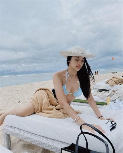 Potret Pesona Anya Geraldine Saat Main Di Pantai Pamer Body Goals