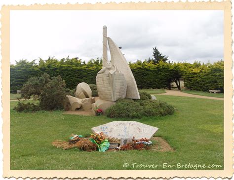 Pointe Du Roselier Monuments La M Moire Des P Ris En Mer Photo De