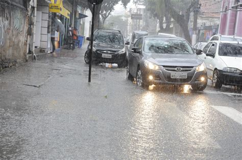 Chuva Derruba Rvores E Alaga Ruas Em Bairros De Niter I A Tribuna Rj