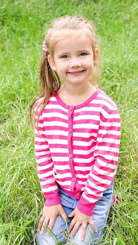 Portrait De Petite Fille De Sourire Adorable Photo Stock Image Du