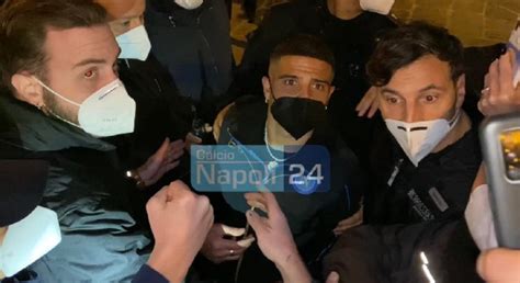 Il Napoli Arrivato A Palazzo Caracciolo Bagno Di Folla Per Insigne