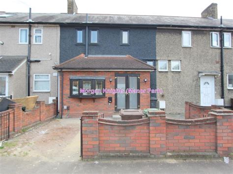 4 Bed Terraced House For Sale In Bennetts Castle Lane Dagenham Rm8