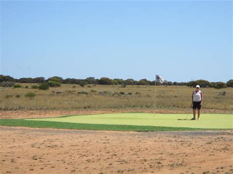 The Nullarbor Golf Course – BOB AND SIOBHÁN'S CARAVAN ADVENTURES