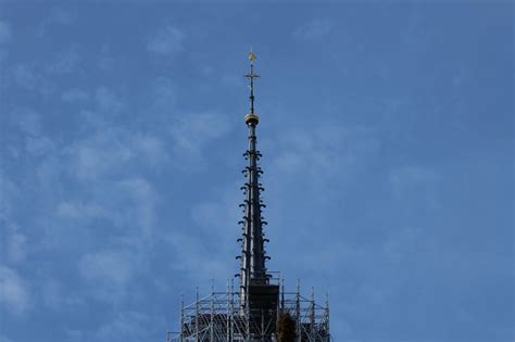 Rebâtir Notre Dame de Paris L aiguille de la flèche retrouve sa