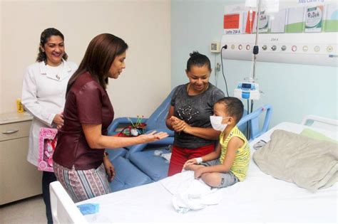 Par Paz Leva Divers O E Presenteia Pacientes Em Hospital Oncol Gico