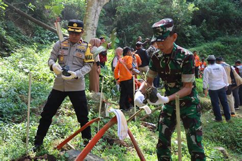 Peduli Lingkungan Dan Cegah Perubahan Iklim Polres Batu Lakukan