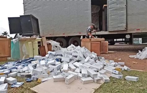 Homem é detido ao transportar mais de mil celulares e placas de