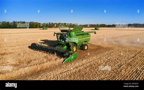 La Cosechadora John Deere Trabaja En El Campo Cosechadora De Trigo