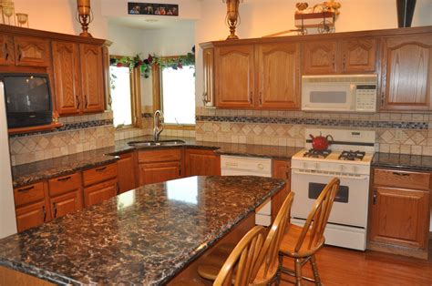 Quartz Countertop Ideas With Oak Cabinets Here S What People Are Saying