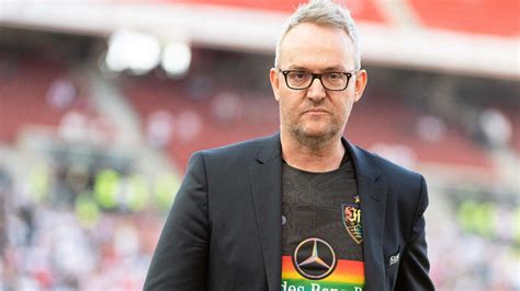 VfB Chef Wehrle seit einem Jahr im Amt Fans üben Kritik