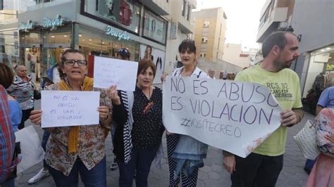 Decenas De Personas Protestan En Benidorm Contra La Sentencia De La