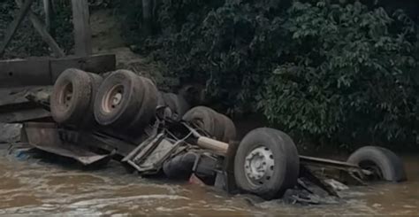 Ponte Cede E Caminh O Cai Dentro De Rio No Goi S Brasil Do Trecho