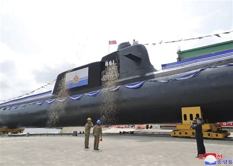 Corea Del Norte Presenta Submarino Nuclear Hero Kim Kun Ok