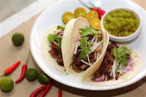 Lengua (Beef Tongue) Tacos con Salsa Verde