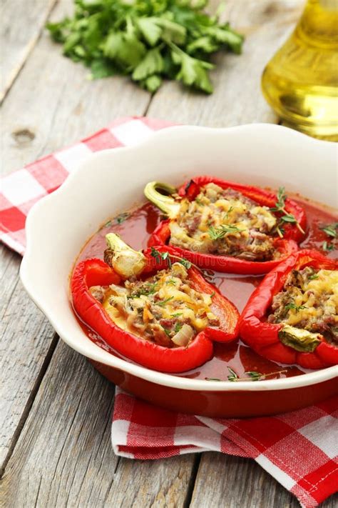 Pimientas Rojas Rellenas Con La Carne El Arroz Y Las Verduras Foto De