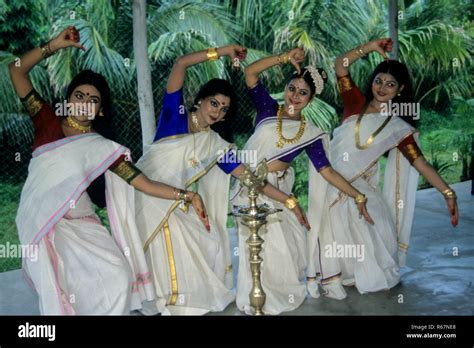 onam festival, women doing classical dance, kerala, india Stock Photo ...