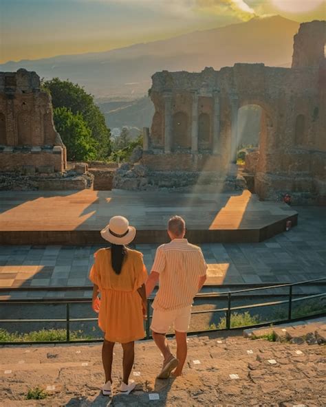 Pareja De Taormina Sicilia Viendo La Puesta De Sol En Las Ruinas Del