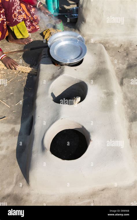 Clay oven hi-res stock photography and images - Alamy