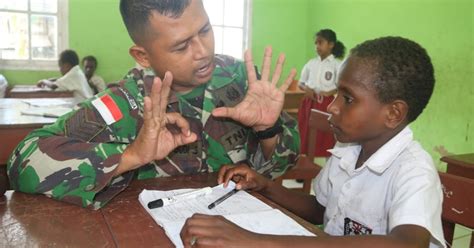 Bantu Mengajar Implementasi Satgas Yonif MR 411 Kostrad Cerdaskan Anak