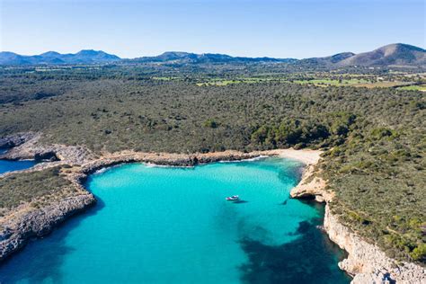 Cala Varques La Playa Secreta De Mallorca Rodeada De Cuevas Marinas