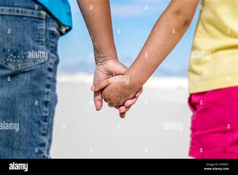 Deux Soeurs Se Tiennent Par La Main Banque De Photographies Et Dimages