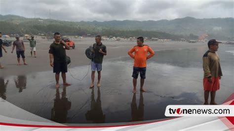 Tiga Remaja Tenggelam Di Pantai Parangtritis Dua Berhasil Diselamatkan