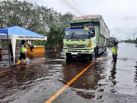 Banjir Di Jalintim Dinas PUPR Riau Siap Bantu Peralatan