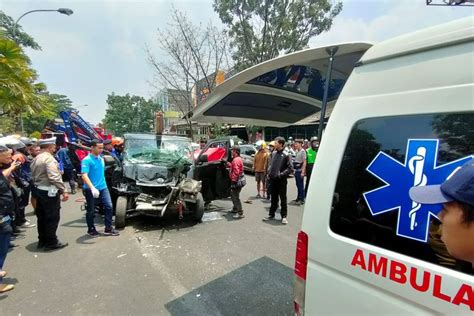 Empat Kendaraan Terlibat Tabrakan Beruntun Di Jalan BKR Kota Bandung