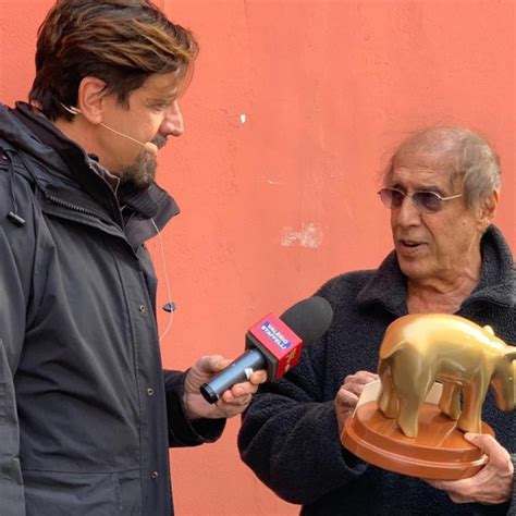 Bassi Ascolti Per Adrian Staffelli Consegna Il Tapiro D Oro A