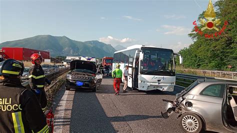 Maxi Incidente Sulla Ss Coinvolti Pullman E Auto Cinque Persone