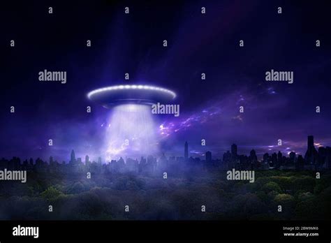 Usa Spaceship Above City Stock Photo Alamy