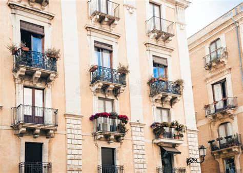 Balc N Con Las Macetas Y Las Plantas De La Casa En Un Edificio Hist