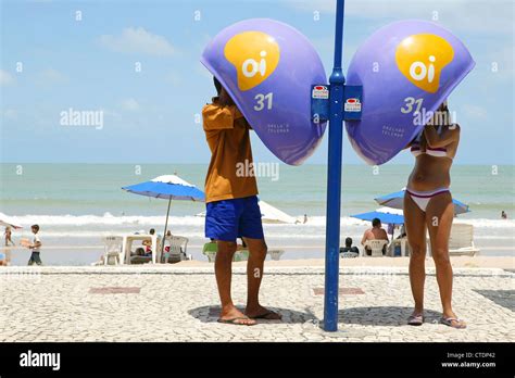 Vieille femme bikini sur la plage Banque de photographies et dimages à