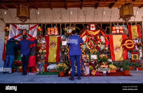 Mingorrubio, Spain. 20th Nov, 2020. People bring flowers to dictator Francisco Franco tomb on ...