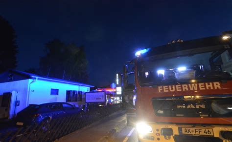 Kirchen Flammen Im Dachboden Eines Imbisses Feuerwehr Muss Dach