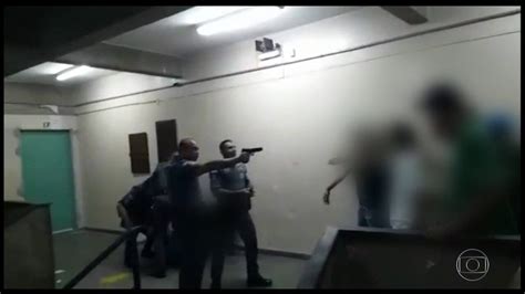 Pms Filmados Agredindo Alunos Em Escola De Sp S O Afastados Jornal