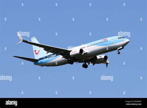 Airplanes on landing / takeoff Stock Photo - Alamy