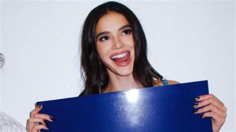 Bruna Marquezine Ganha P Ster Individual Em Besouro Azul Caiob Fm