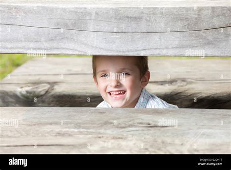 Niño Debajo De La Mesa Fotografías E Imágenes De Alta Resolución Alamy