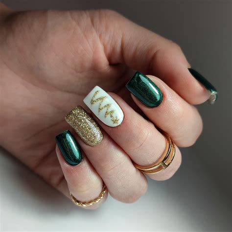 25 Beautiful Emerald Green And Gold Nails For Your Inspiration Nail