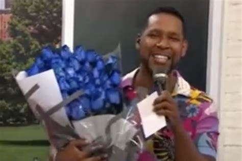 Edson Dávila Se Emociona En Vivo Al Recibir Flores Por San Valentín