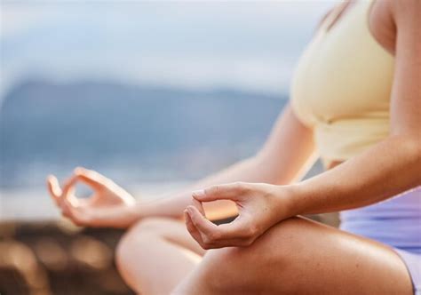 Meditaci N De Manos Y Yoga Con Una Mujer Al Aire Libre Para La Salud