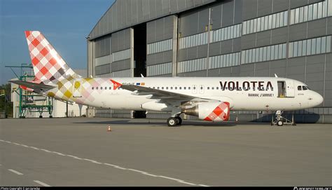 EC OJT Volotea Airlines Airbus A320 214 Photo By Jan Jurecka ID