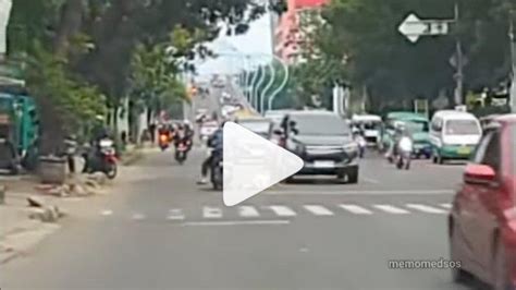 Viral Detik Detik Bocah Tabrak Motor Saat Berlari Sebrangi Jalan Di