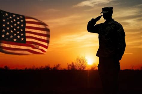 Silueta De Soldado Saludando Frente A Una Bandera Americana Foto Premium