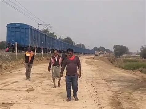 Goods Train Divided Into Two Parts Due To Breakage Of Coupling कपलिंग