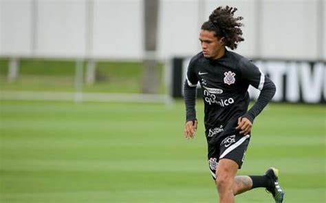 Corinthians Solicita E Lateral Volta Ao Clube Ap S Per Odo Emprestado