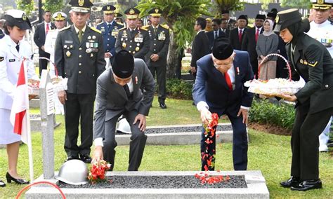 Hari Pahlawan Tahun Presiden Ri Jokowi Pimpin Upacara Ziarah