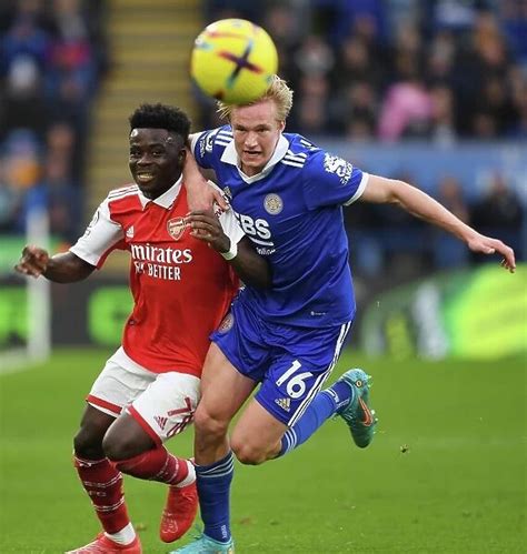 Photo Mug Of Bukayo Saka Vs Victor Kristiansen